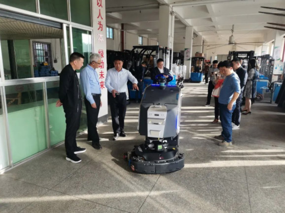 情暖永新昌丨熱烈歡迎廈門(mén)總商會(huì)舉辦的哈工大會(huì)長(zhǎng)班同學(xué)光臨廈門(mén)永新昌參觀(guān)指導(dǎo)。